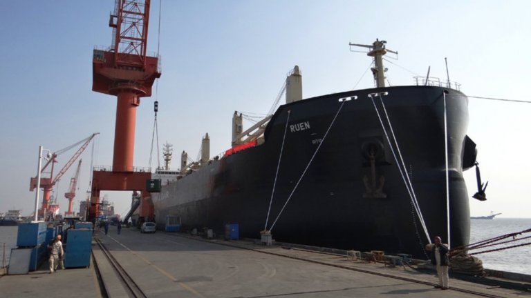 Освободеният от пиратски плен кораб "Руен" вече е във Варна