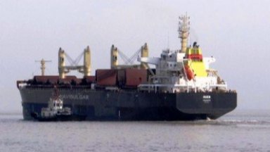 Корабът бе похитен преди три месеца от сомалийски пирати с