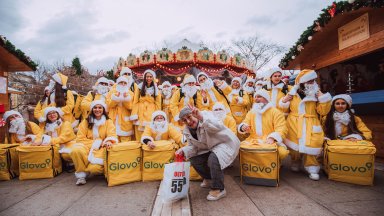 Жълт Дядо Коледа изненада столичани с подаръци  в центъра на София