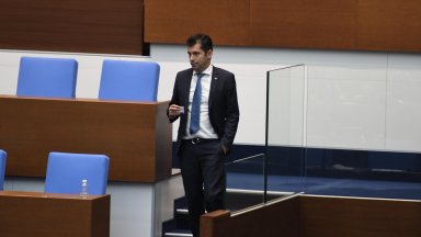 По рано заради струпване на депутати от Възраждане пред парламентарната трибуна