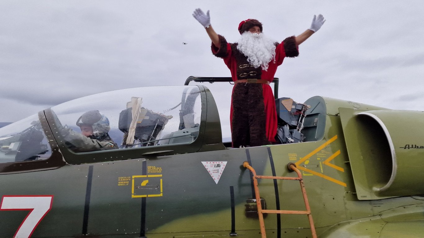 Дядо Коледа кацна от Лапландия на летище Пловдив с военен самолет (снимки)