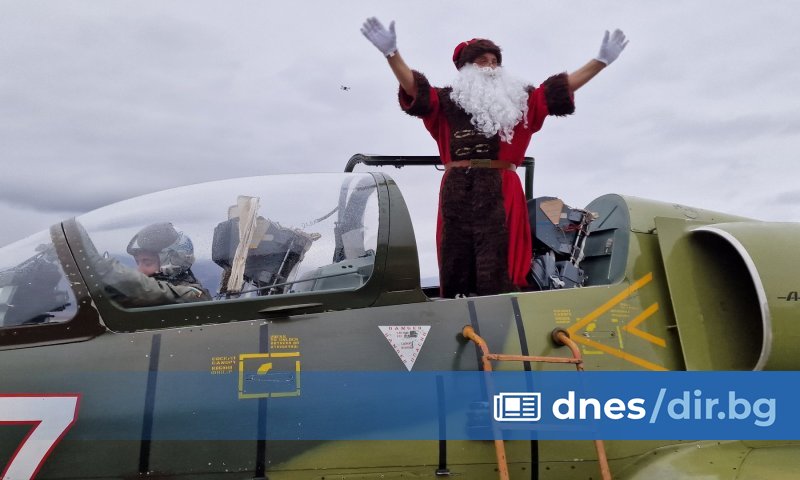 Снимка: БТА Добрият старец зарадва с подаръци децата, които го