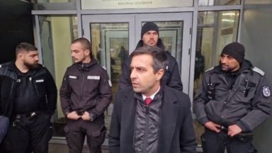 За кратко в сградата беше допуснат само Деян Николов който