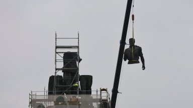 Части от демонтирания преди почти две години Паметник на съветската