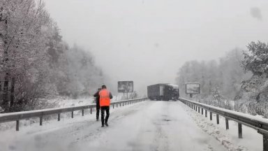 Снегът блокира десетки коли и камиони в "Предела", ТИР се завъртя на шосето (снимки/видео)