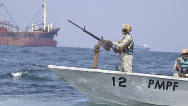 Взеха на абордаж още един товарен кораб край бреговете на Сомалия