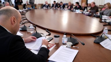 Председателят на комисията и депутат от ГЕРБ Радомир Чолаков гласува