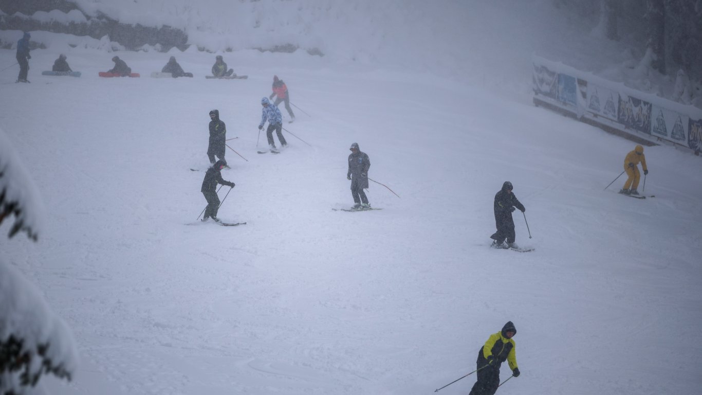 Скиор почина на ски писта в Банско