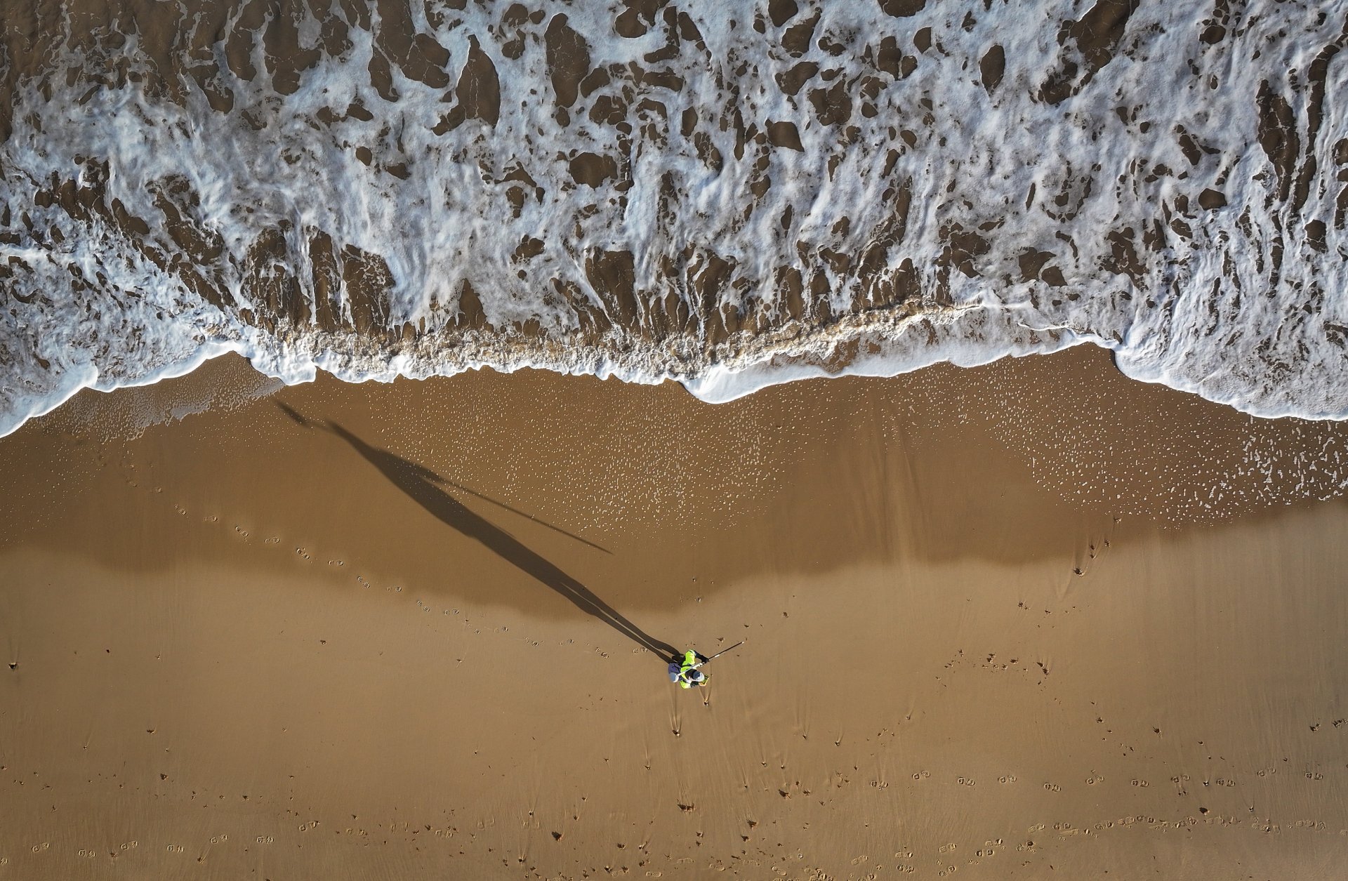  Измерване на ерозията на плажа и пясъка с помощта на GPS в Хемсби на 11 декември 2023 г. .