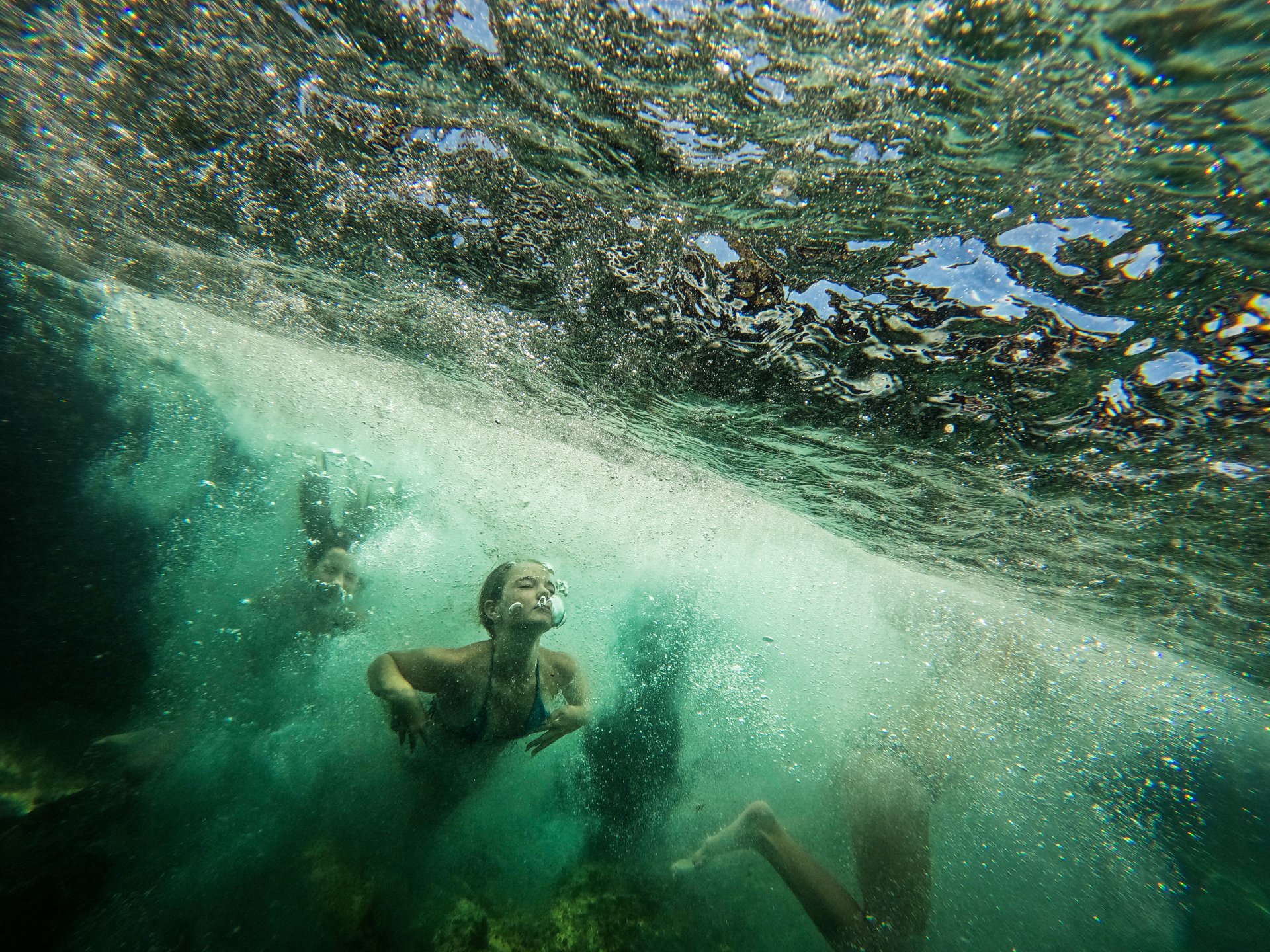 Друг свят е сякаш в Австралия! Хората плуват под вода на плажа Clovelly на 14 декември 2023 г.