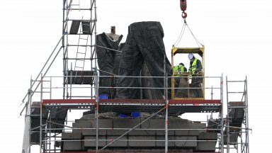 Три дни по късно заповедта продължава да бъде пренебрегвана Кранът остава разположен