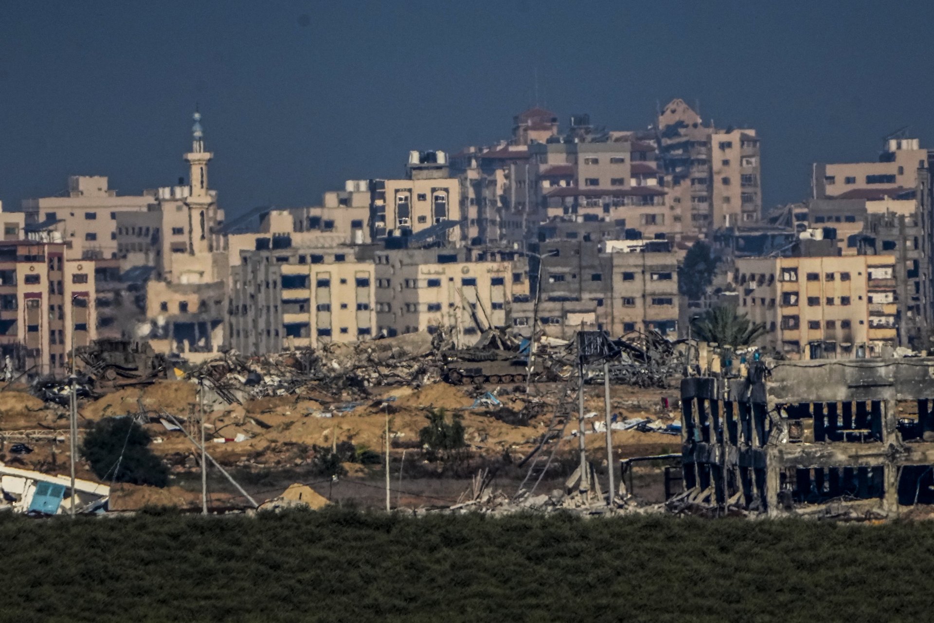 Израелски танкове и друга военна техника извършват операции на територията на ивицата Газа