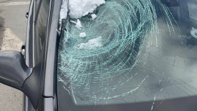 Деца счупиха предното стъкло на движеща се кола с ледени топки (видео)