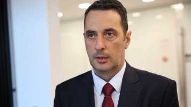 Два кораба патрулират около кораба Руен но тъй като обстановката