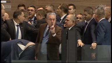 Ядосани от демонтажа на паметника на Съветската армия Възраждане опитаха