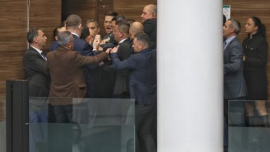 Депутатите на Възраждане се опитаха отново на спрат заседанието и