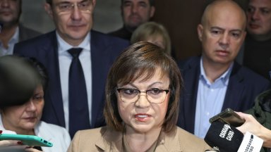 Заради струпване на депутати от Възраждане пред парламентарната трибуна мнозинството