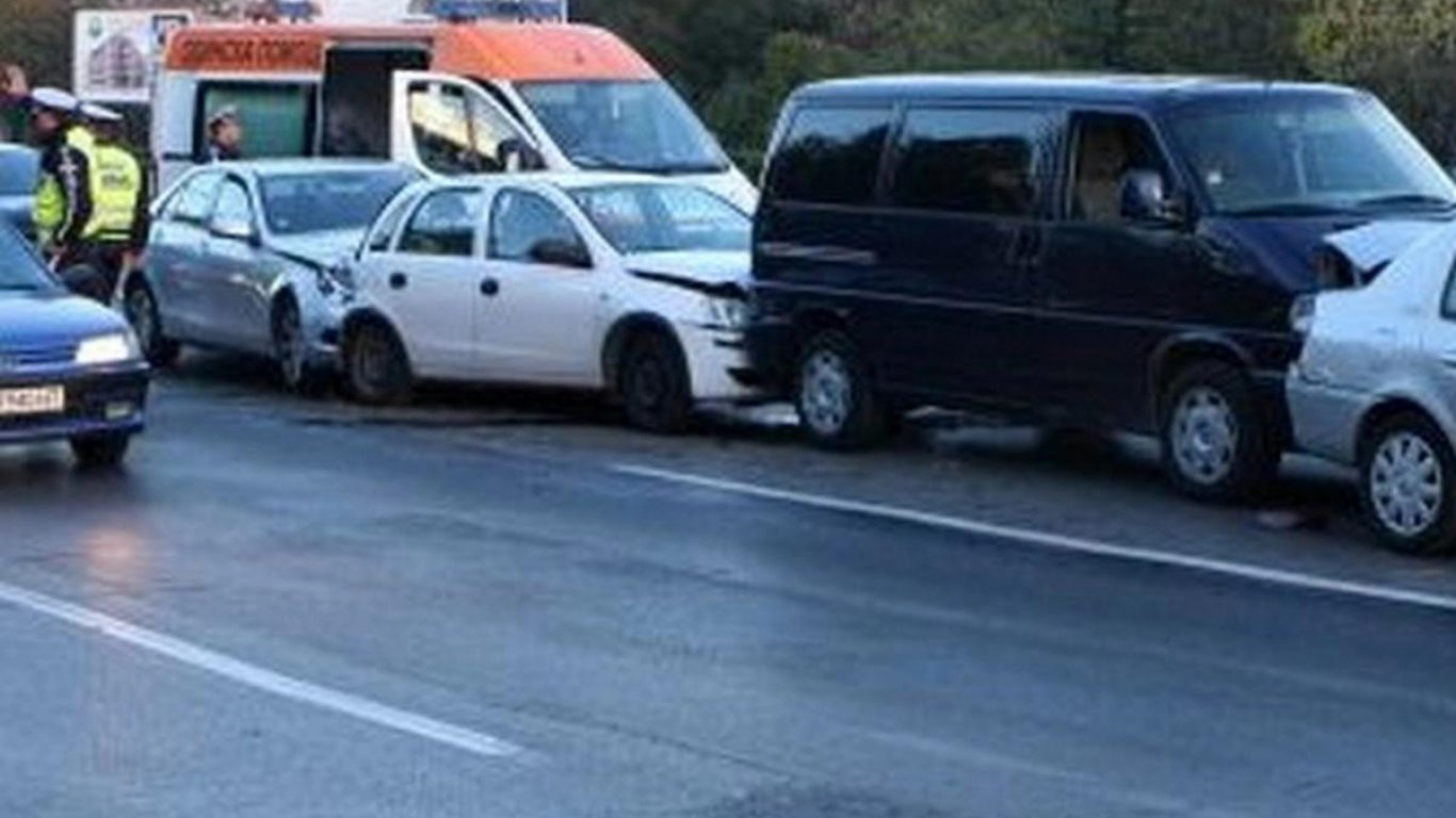 Верижна катастрофа със 7 коли и автобус на входа на Бургас