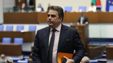 Проекторешението предвижда министърът на финансите незабавно да преустанови разходите по