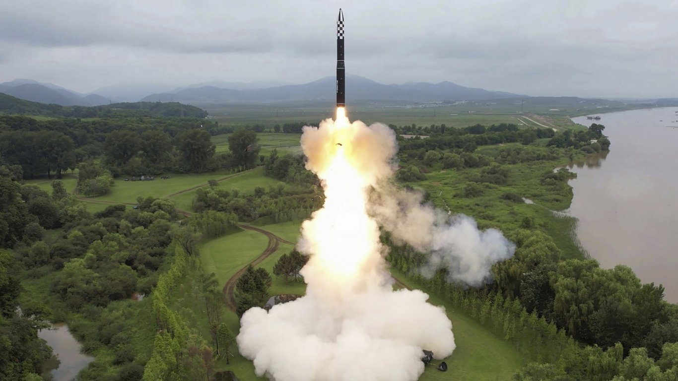 Северна Корея: Изстреляхме междуконтинентална балистична ракета като предупреждение към САЩ