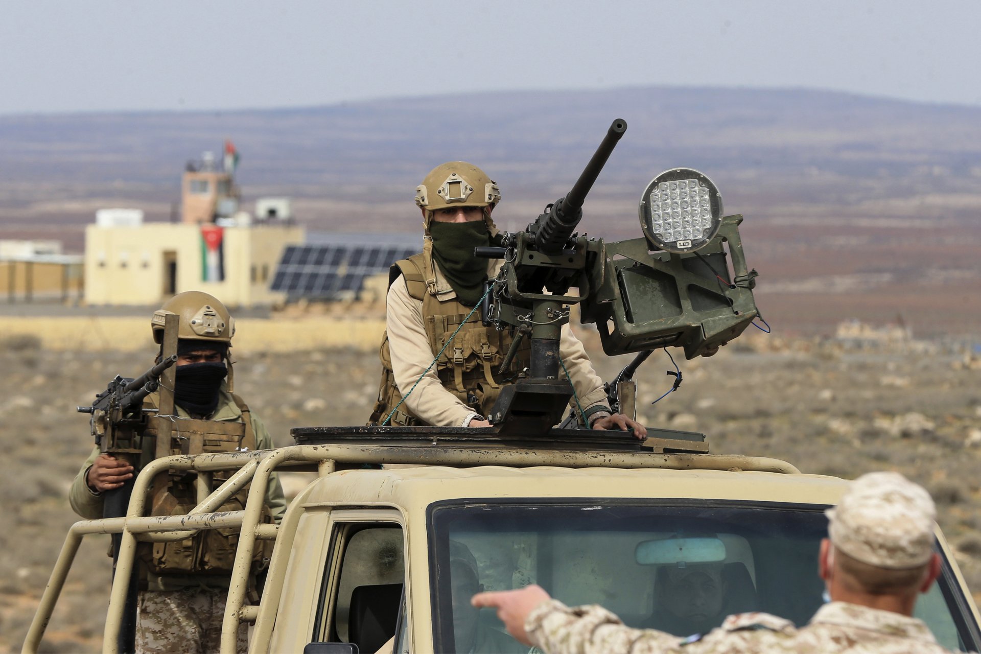 Йордански войници патрулират на границата със Сирия в район, където са активни наркотрафиканти