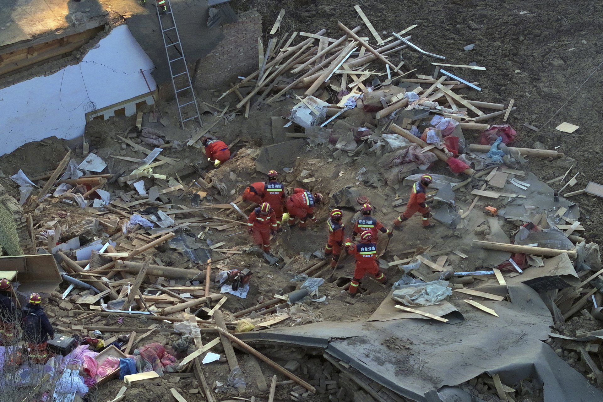 Спасители претърсват срутена сграда в село Каотан на Минхе Хуей и автономен окръг Ту в град Хайдонг, северозападна китайска провинция Цинхай