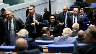 Лидерката на БСП Корнелия Нинова пък разкритикува депутатите от двете