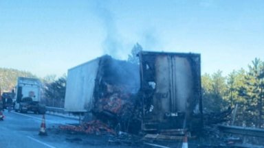 Огънят избухнал в ремаркето на камиона Няма пострадали Шофьорът е успял