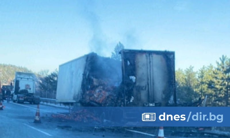 Огънят избухнал в ремаркето на камиона. Няма пострадали.
Шофьорът е успял