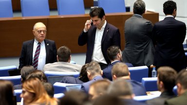 Окончателно: Български граждани с чужди паспорти ще могат да стават депутати и министри