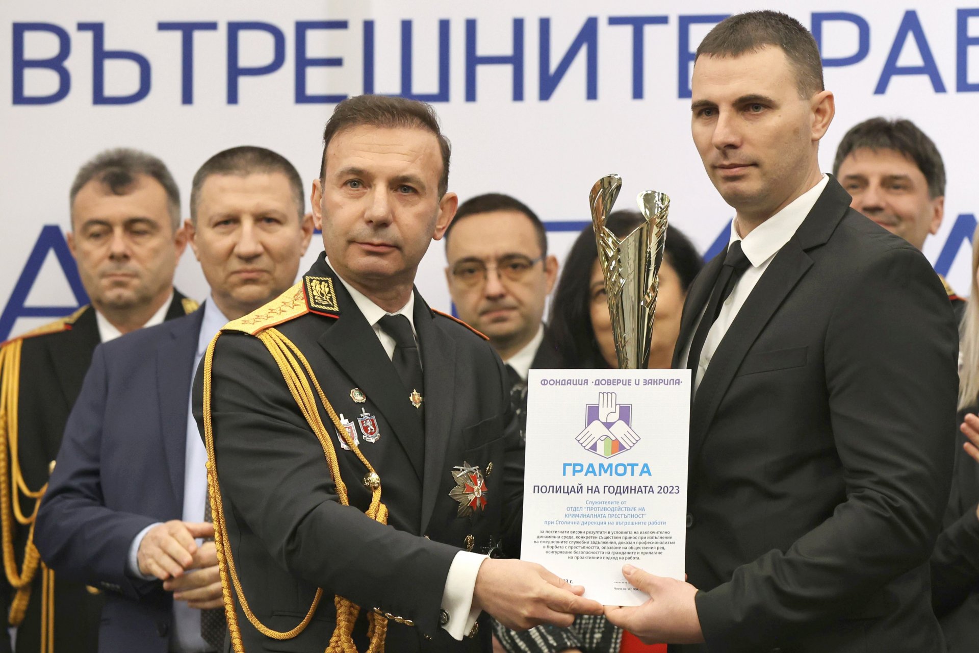 Главният секретар на МВР Живко Коцев (ляво) връчва колективната награда на отдел "Криминална полиция" на СДВР