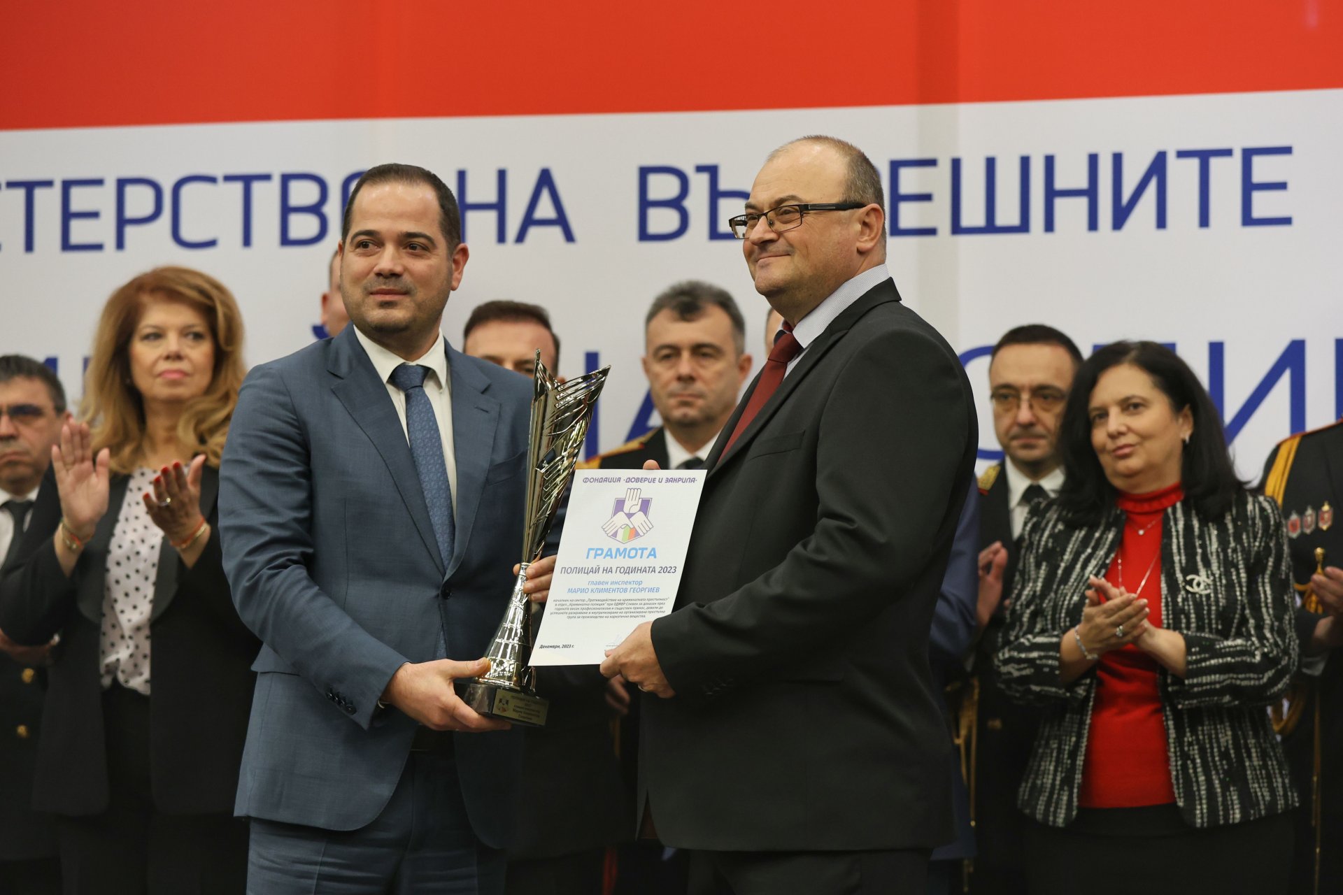 главен инспектор Марио Георгиев (дясно) от ОДМВР Сливен е носител на индивидуалния приз "Полицай на годината