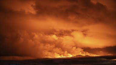 След седмици земетресения, вулкан изригна в Исландия (снимки и видео)