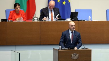 На финала на извънредното заседание продължило 6 часа депутатите приеха