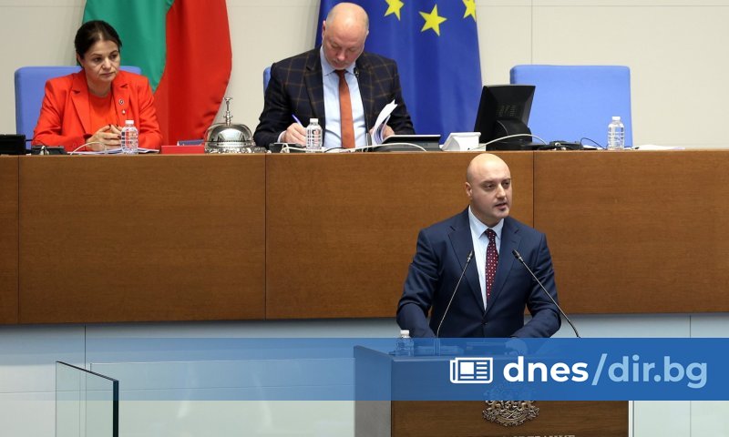 На финала на извънредното заседание, продължило 6 часа, депутатите приеха