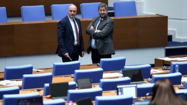 На финала на извънредното заседание продължило 6 часа депутатите приеха