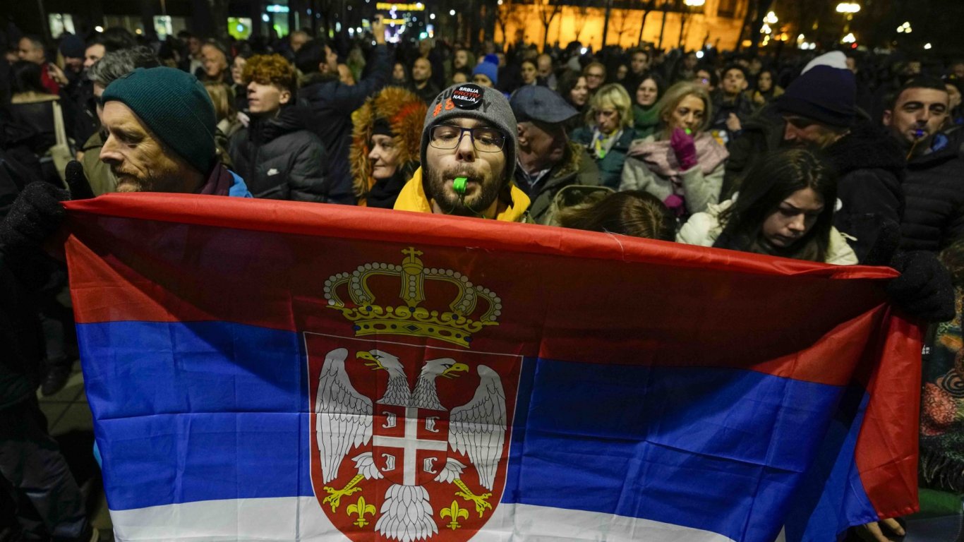 Привърженици на опозиционната коалиция "Сърбия срещу насилието" протестират отново в Белград
