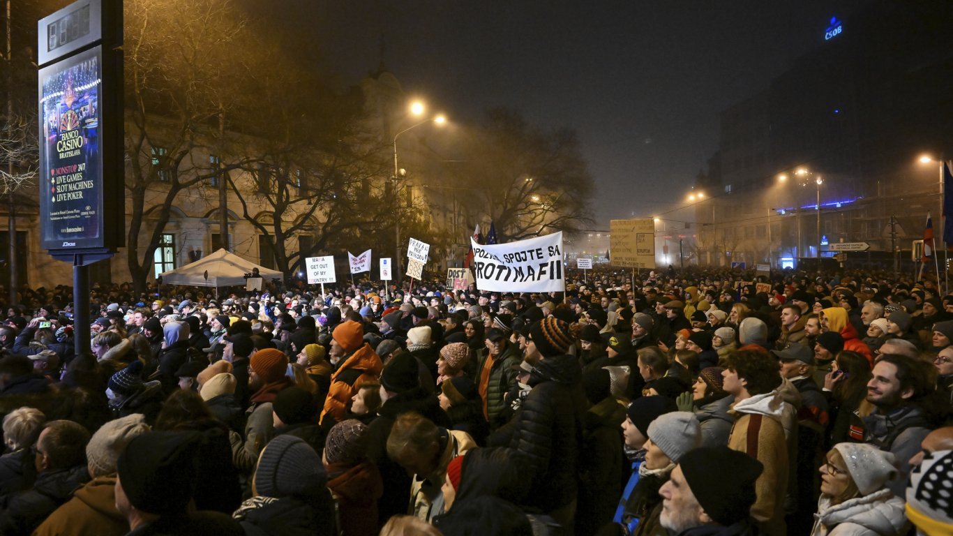 Хиляди в Словакия на протест срещу разпускането на антикорупционната прокуратура