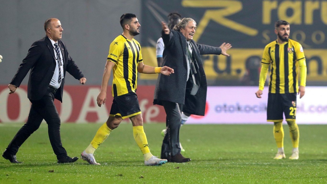 Нов огромен скандал в турския футбол - президент на клуб извади отбора от терена 