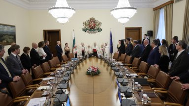 По думите му три изследвания показват че българите гледат смело