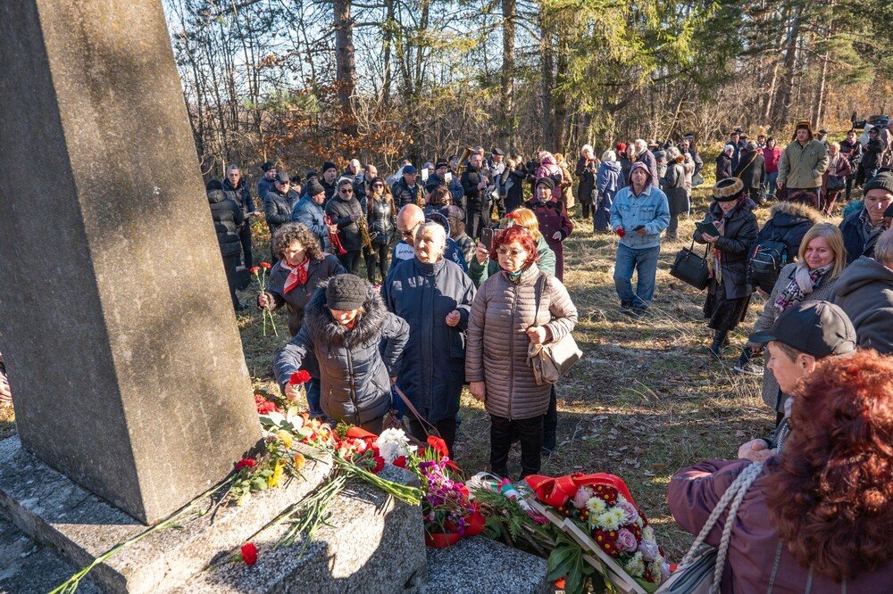 От БСП отдадоха и почит пред паметта на загиналите