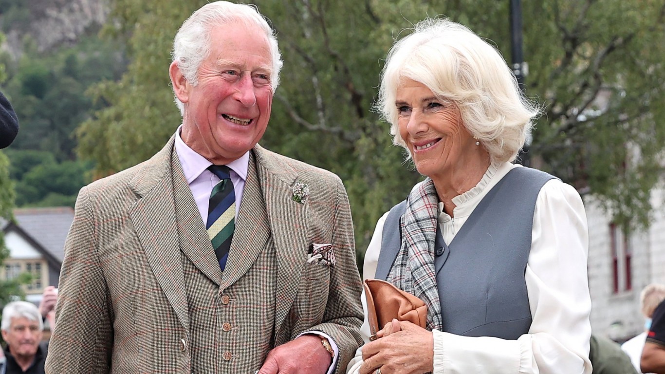 Крал Чарлз III и Камила ще поведат коледната програма в Бъкингамския дворец 