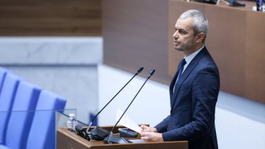 Роднините на Милан Димитров донесоха на импровизирания брифинг и показаха