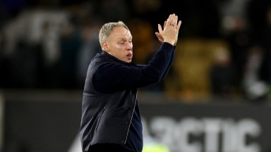 Скандал преди плейофа: Треньор държи на пейката в клубния тим звезда, за да помогне на Уелс