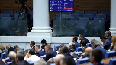 Пръв Кристиан Вигенин от левицата се обърна към колегите си