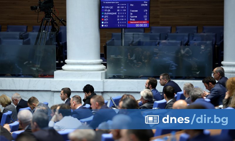 Пръв Кристиан Вигенин от левицата се обърна към колегите си