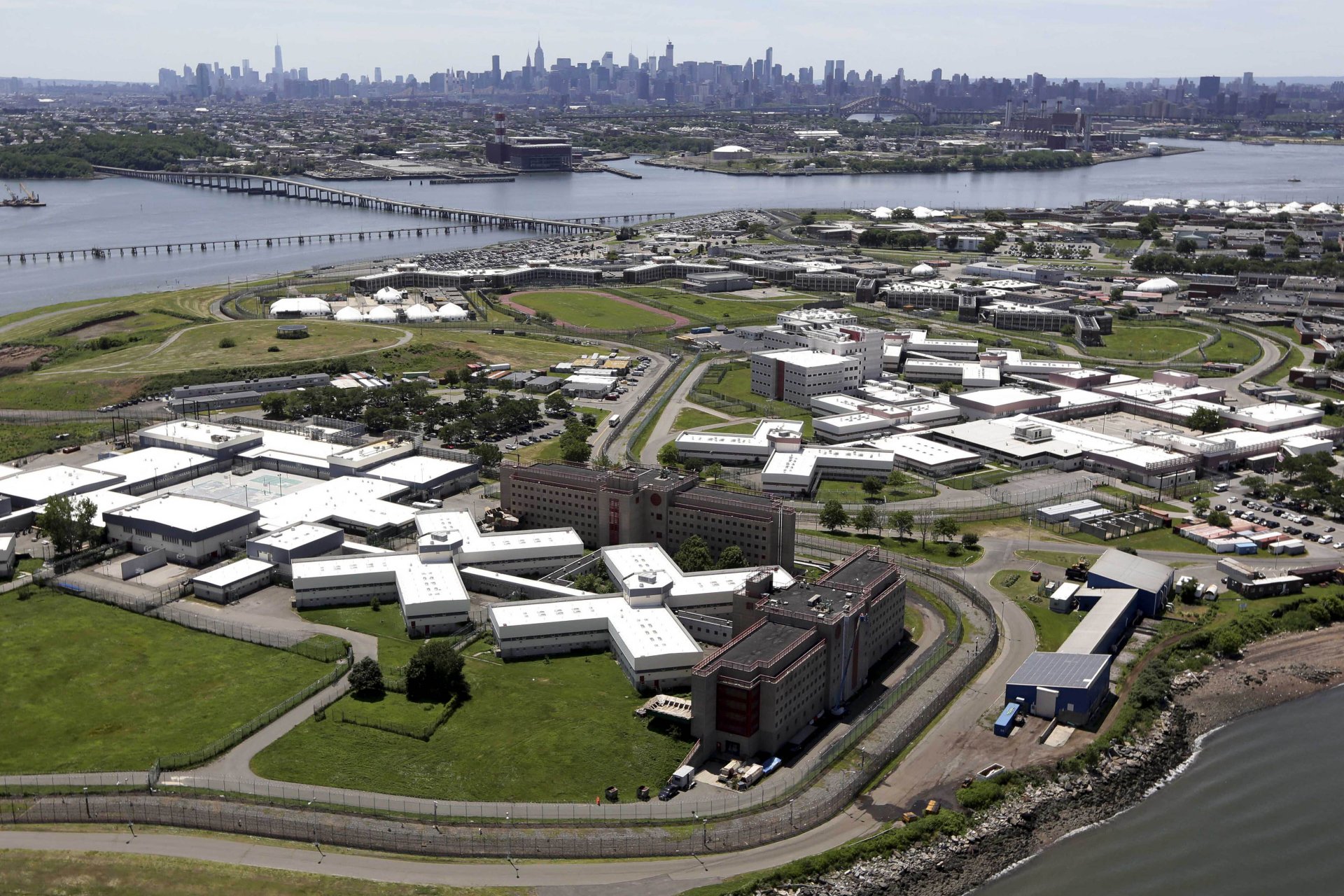 Изглед към най-големия затвор в Ню Йорк на остров Райкърс