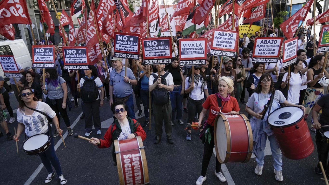 Първи протести в Аржентина срещу шоковата терапия на Милей