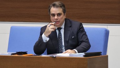 В сряда правителството Денков все решение да се обърне към КС