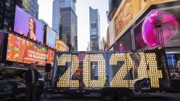 "Таймс скуеър" в Ню Йорк се подготвя за посрещането на 2024 г.